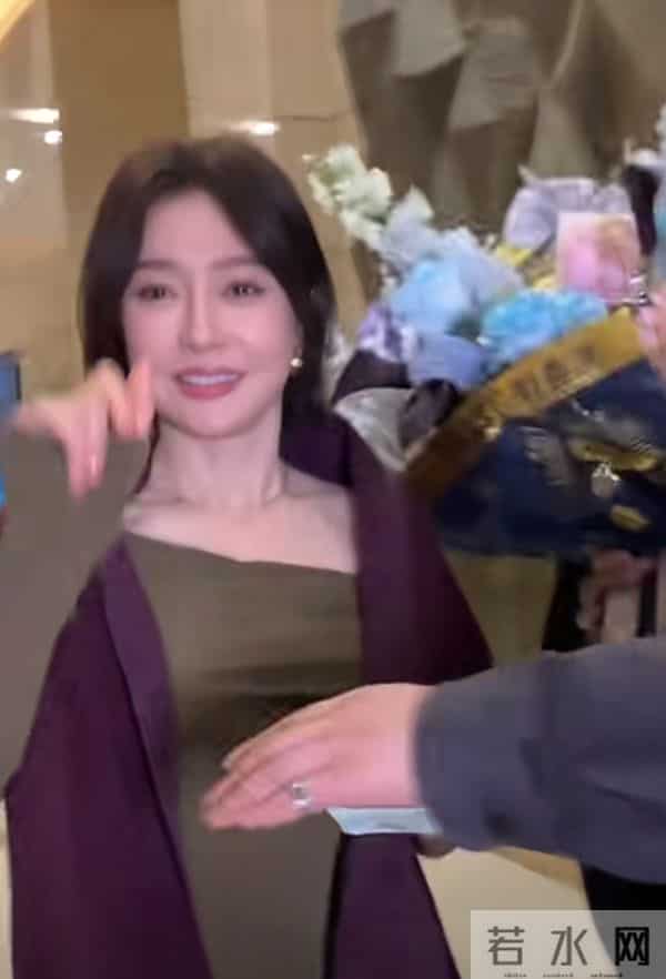 秦岚抵达广州出席活动，墨绿长裙搭酒红披巾，短发超有韵味