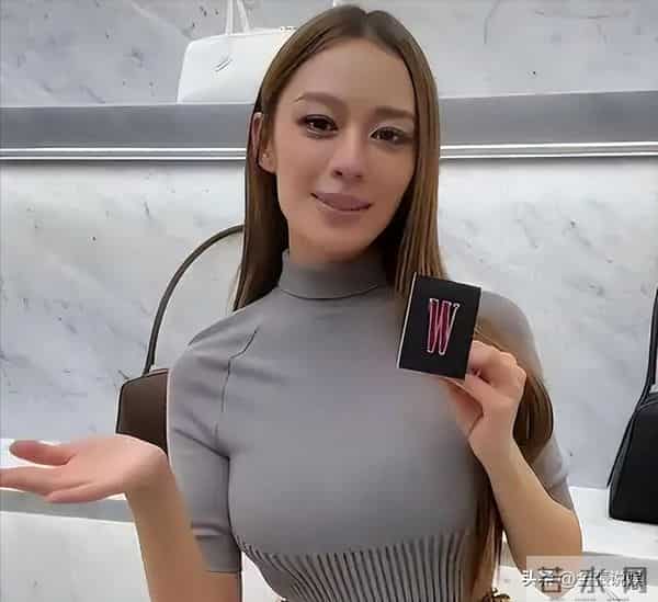 北京酒会太真实，吉娜"假胸"尴尬，娜然脸肿胀，秦舒培一脸男相