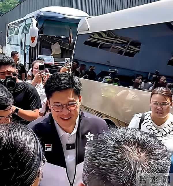 霍启刚连任,让大家刮目相看,郭晶晶眼光真不错