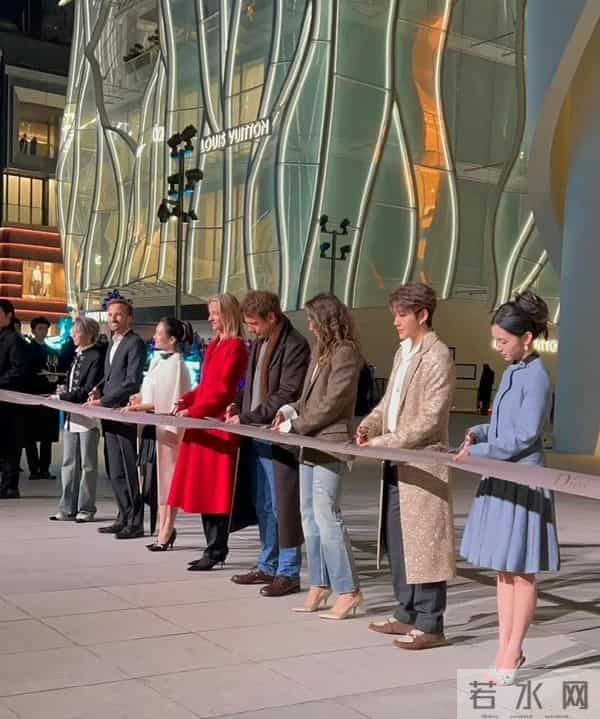 章子怡压轴亮相迪奥活动！LV家族长公主陪走红毯，高马尾嫩如少女