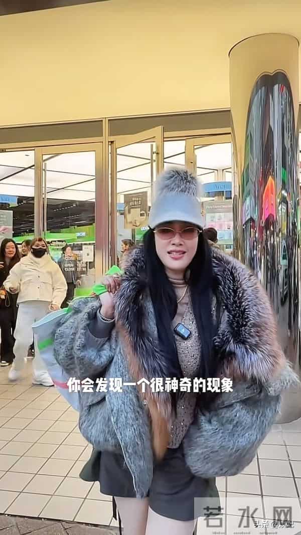 55岁钟丽缇逛街穿搭：皮草+短裤，尽显大长腿，身材好得像35岁