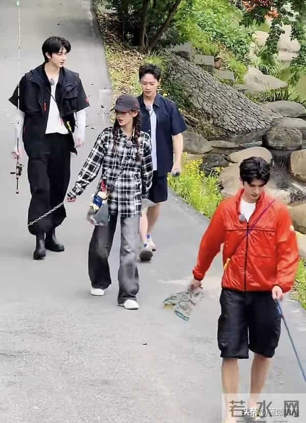 不合影不知道，一合影全露馅！原来这些明星都是潜藏的“小土豆”