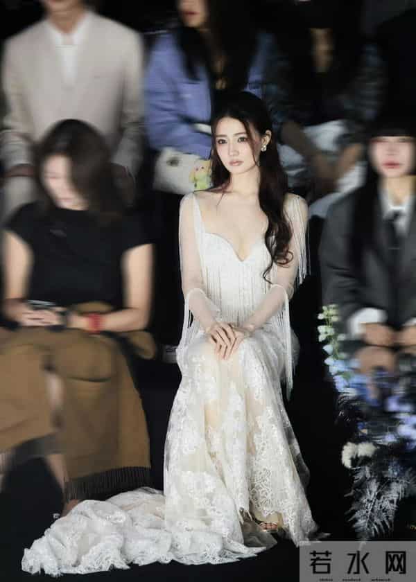 方脸婴儿肥，徐璐到底算不算美人？看她和外国人合照，孙俪说对了