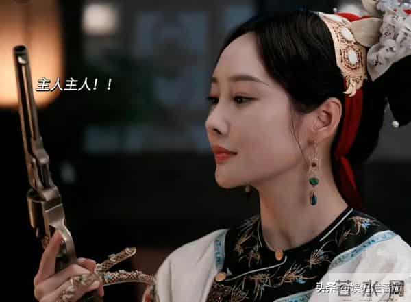 一脸苦相,眼神空洞,表情死板,没李纯的气质,谭凯也带不动她