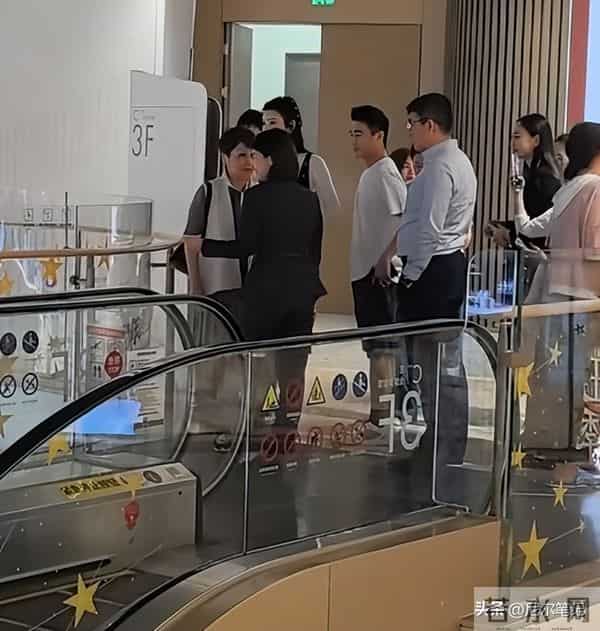 65岁梁安琪带奚梦瑶逛奢店,不敢上扶梯想走没成功,何猷君显尴尬