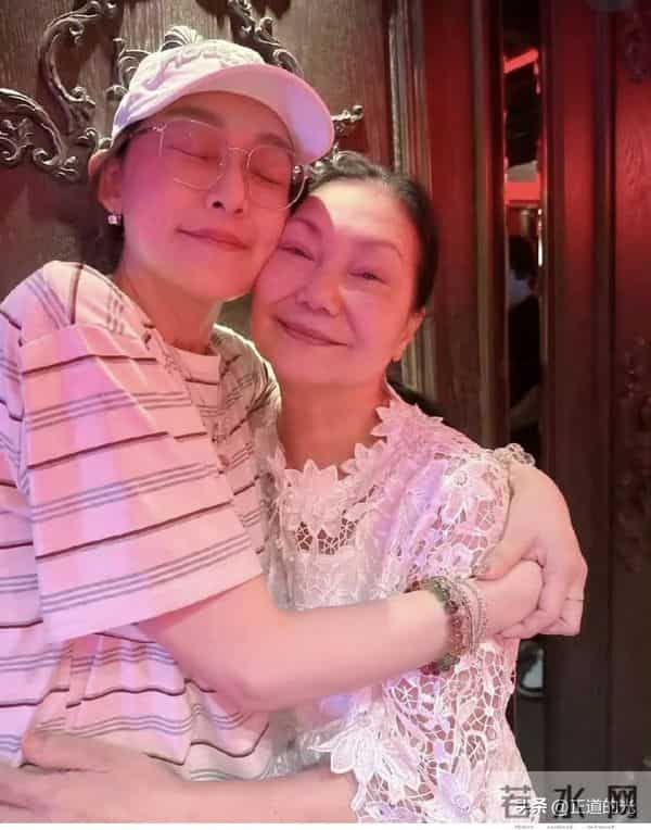 小S送金钟奖杯 S妈哭得面相都变了 家里乱糟糟 大S的遗像旁堆满杂物