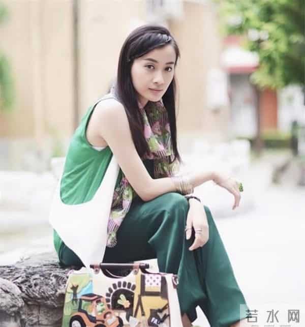 她被赵本山看中，3次上春晚，前任成李小冉老公，41岁仍不婚不育