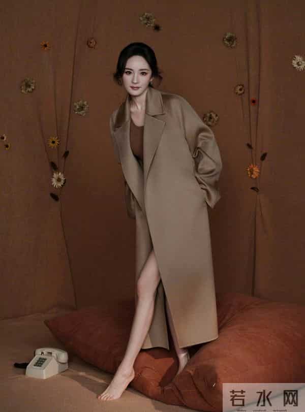 杨幂光腿穿大衣，美腿玉足！