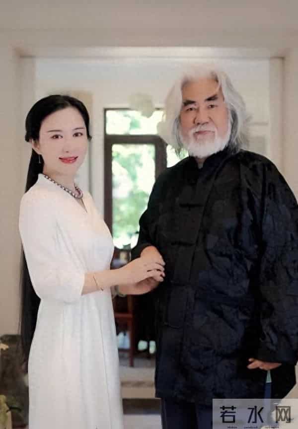 张纪中逛径山寺被偶遇!挺大肚白发显苍老,43岁杜星霖干瘪像道姑