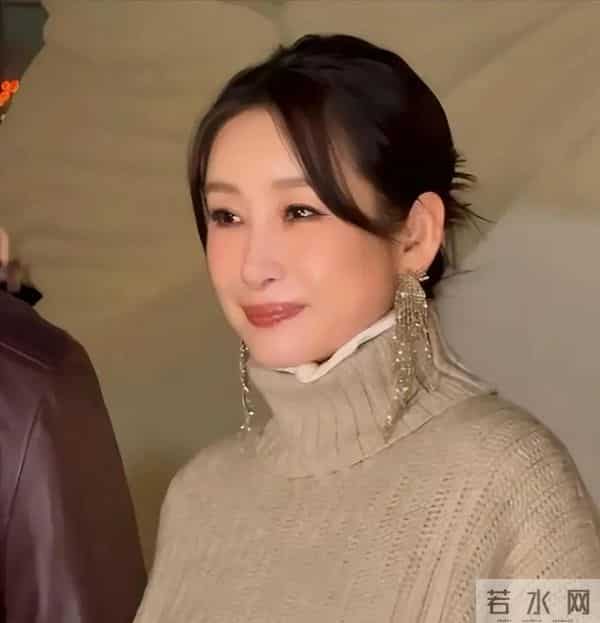 秦海璐和好友聚餐，和男友人握手分别老公不耐烦，上车叼烟好霸气