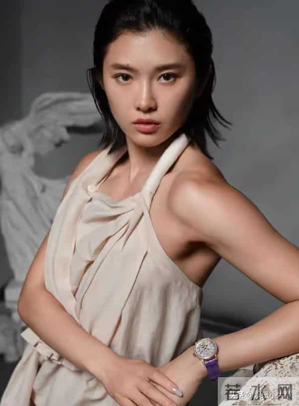 吴艳妮最新杂志大片,身材肌肉保持真好,随便一个动作都美翻了