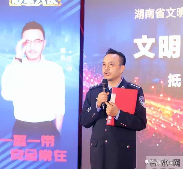 51岁汪涵现状:常年居住在长沙,穿人字拖嚼槟榔,大烟斗不离身