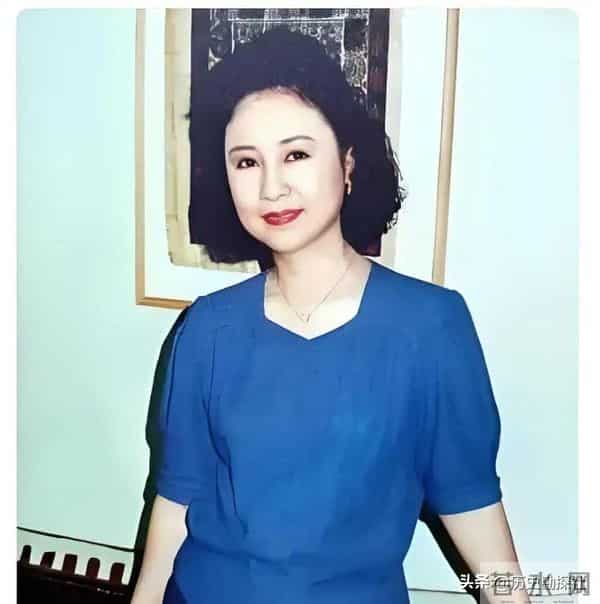 琼瑶和丈夫平鑫涛，在昆明石林旅游时，一张珍贵的合影，很浪漫