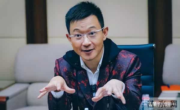 他曾是上海台一哥，40岁离职逆袭成百亿总裁，妻子是我们熟悉的她