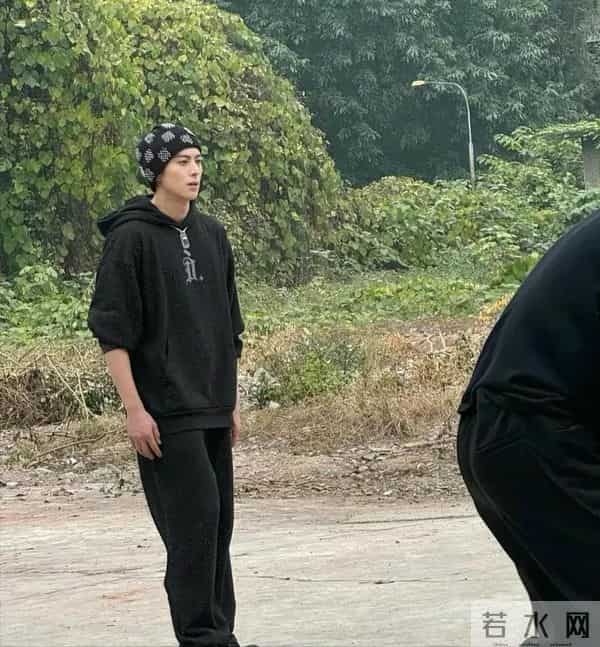 26岁王鹤棣回四川乐山老家,坐三轮车 和农村发小打篮球,轰动家乡