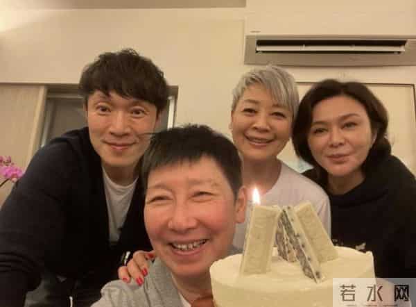 香港名流聚会打掼蛋,关之琳与顾纪筠组局,72岁钟镇涛携妻参与