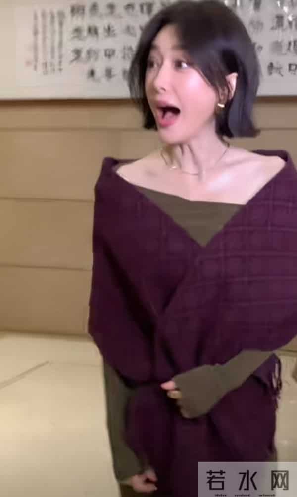 秦岚抵达广州出席活动，墨绿长裙搭酒红披巾，短发超有韵味