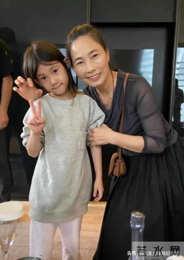 陈冠希陪老婆回河南老家探亲，打扮朴素老气，秦舒培素颜皮肤真好