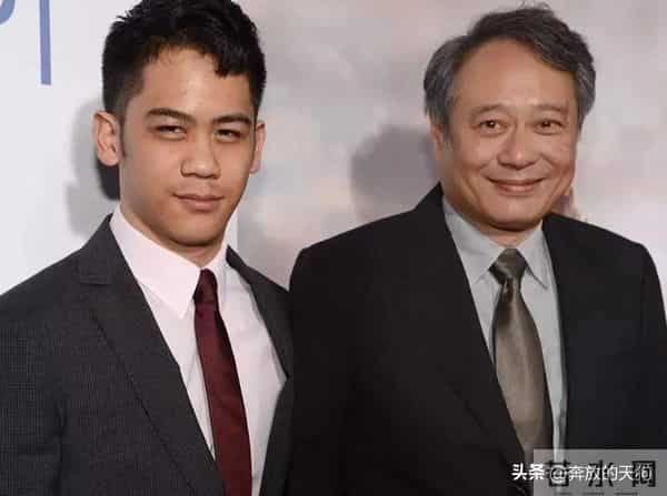 70岁李安在纽约被偶遇,白发苍苍秃头严重,腰背佝偻,苍老了好多