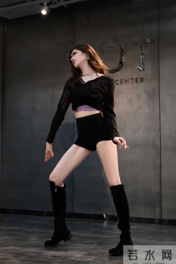 江疏影光腿穿长靴跳舞,人美身材火辣!