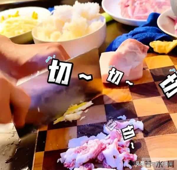 贾冰北京房子曝光,墙面斑点掉皮没高档家具,大铁锅做饭很接地气