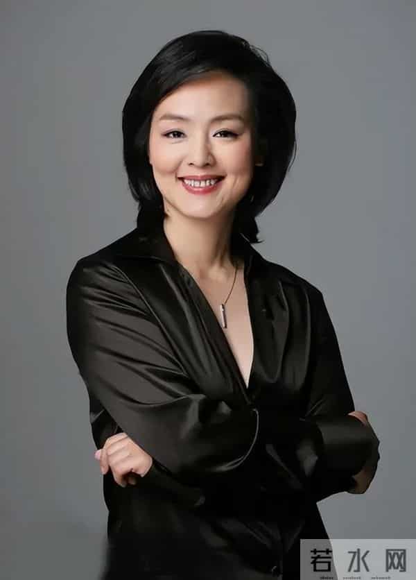 主持人孙小梅现状：59岁发福认不出，气质优雅，和海归丈夫很恩爱