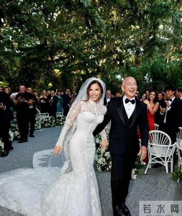 55岁桑切斯又嫩了！穿黑皮裙，肌肤白得发光，牵手贝佐斯像两代人