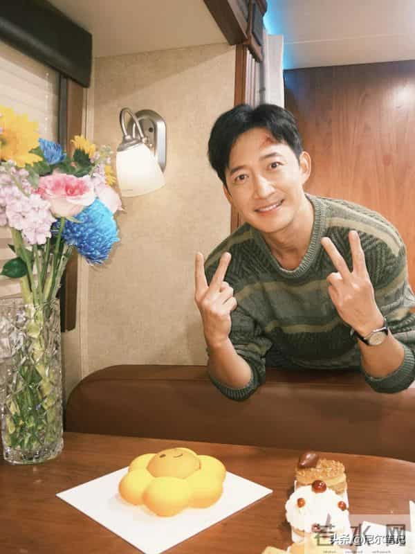 偶遇王阳带妻女逛街，抱女儿画面好温馨，老婆高斯正脸曝光引热议