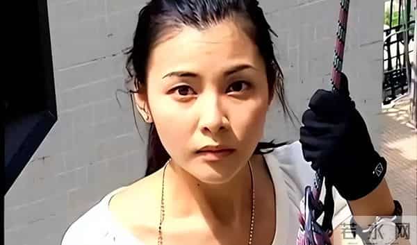 拍三级片成名的“问题少女”，没家世没文化，凭什么嫁给了郑伊健