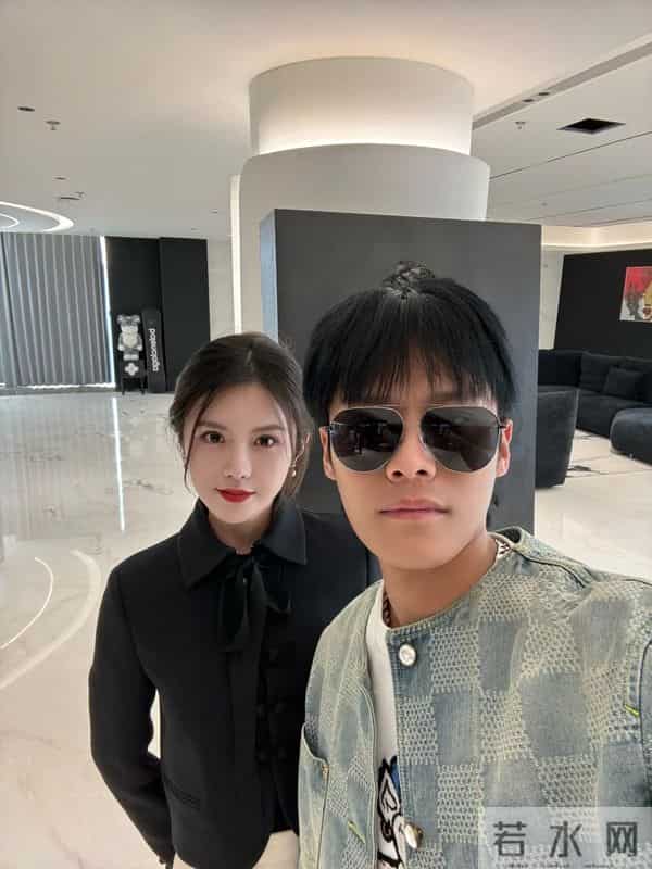 小杨哥停播一年多，小杨嫂大变样，从清纯脸变欧美脸，差点认不出