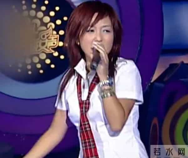 何洁咋成这样了!金头发黑皮肤身上也臃肿,连气质都变的含胸驼背