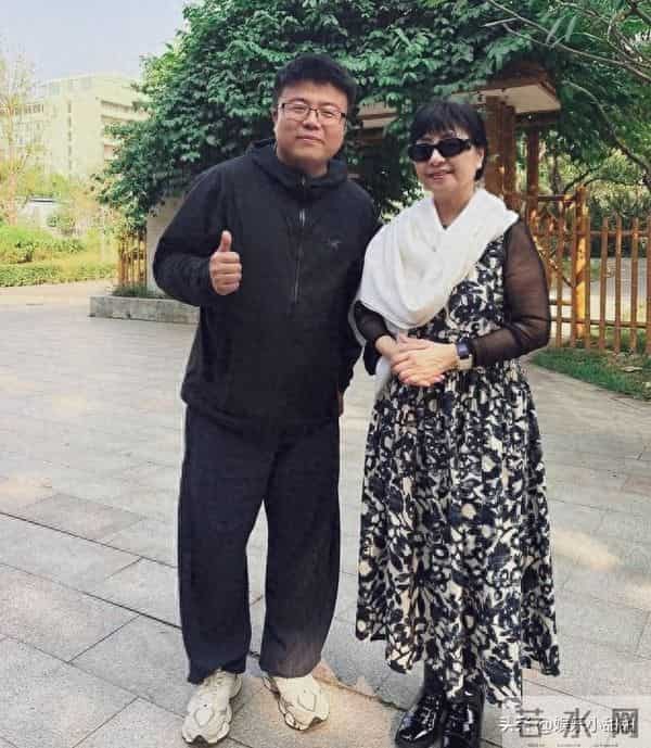 广州偶遇殷秀梅！黑色长裙气质炸裂，网友：这状态哪像年过六旬？