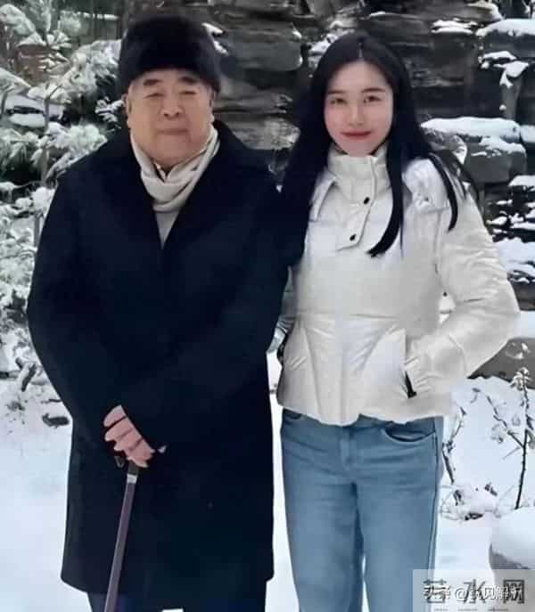 87岁范曾官宣生子又断亲!翁帆追思会痛哭,晚年选择撕开体面真相