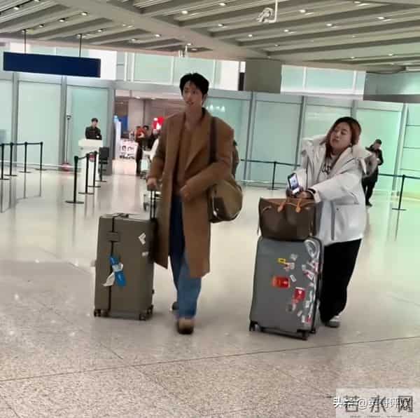 王凯沐机场被偶遇，素颜状态让人意外，女助理跟周杰伦是“同款”