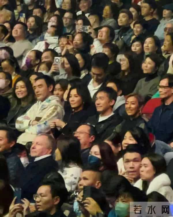 邱淑贞和昆凌坐一起看张学友演唱会，邱淑贞扎高马尾比昆凌漂亮！
