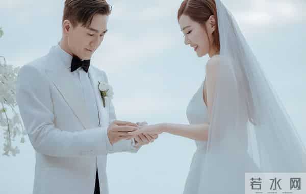 马国明父亲出殡。他手捧遗照神情哀伤，妻子汤洛雯陪伴左右