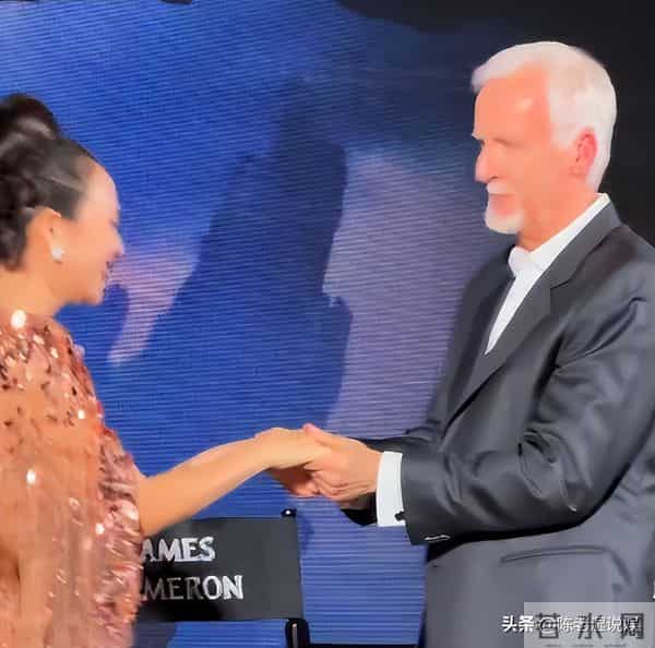 红毯成"照妖镜"!章子怡假发尴尬,孙俪深V险走光,黄轩没存在感