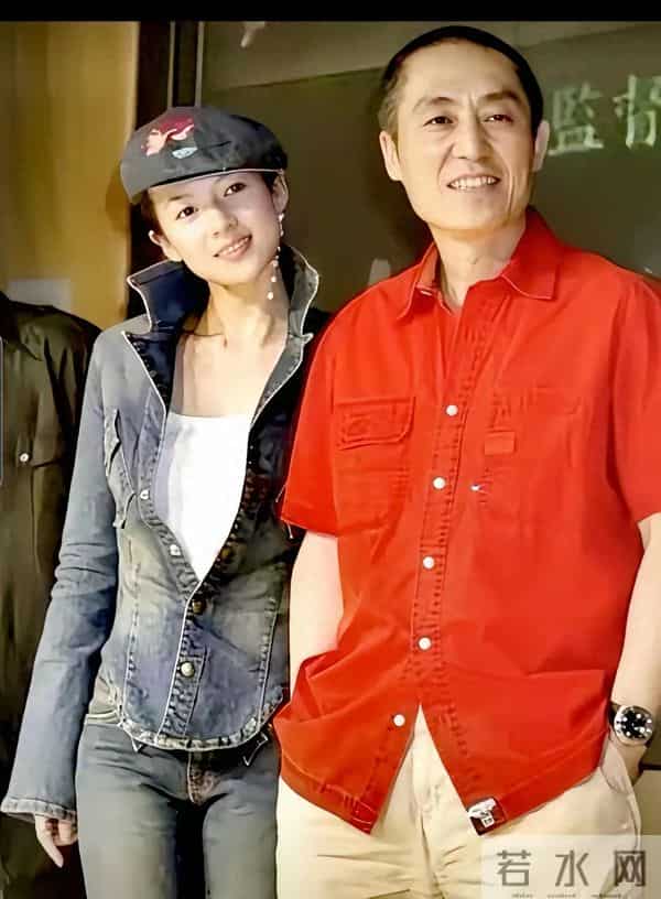 年轻时的张艺谋和章子怡,当时章子怡24岁,张艺谋应该50左右