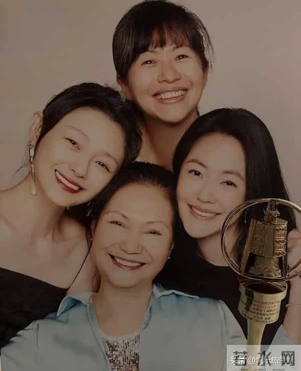 马筱梅挺孕肚为麻六记站台，脸部水肿孕味浓，黄春梅却在这天哭了