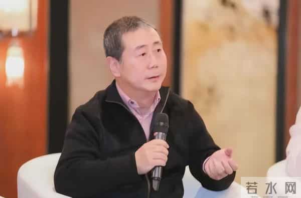 前央视主持方宏进现状：定居香港，63岁满脸沧桑，摇身一变成商人