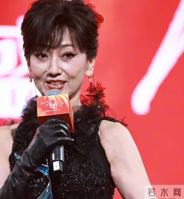 上海红毯太真实，谭卓脸肿，吉娜大小胸成谜，赵雅芝深V险走光