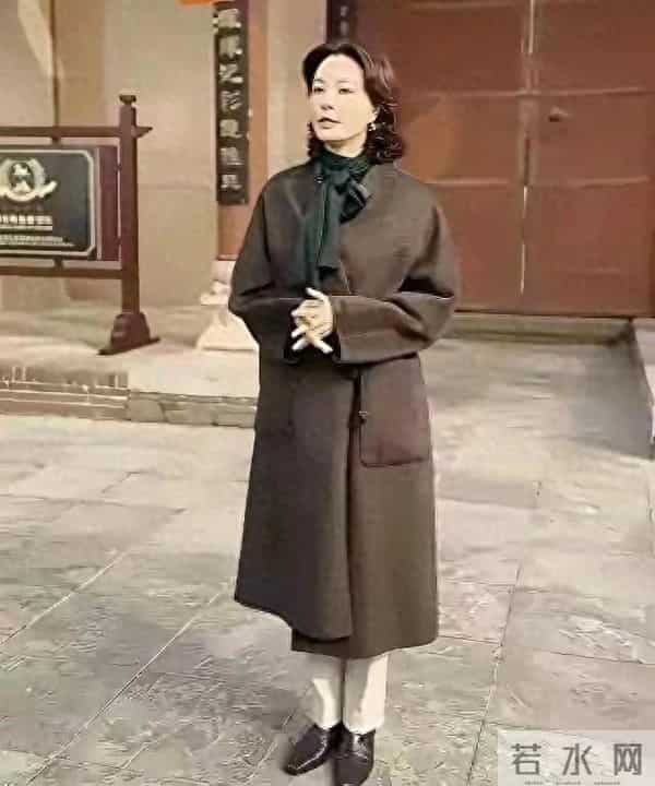 她是最漂亮的央视主持人，离过两次婚，如今还是一个人生活。