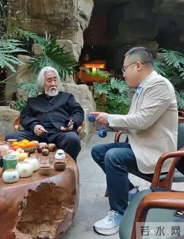 74岁张纪中逛径山寺，挺大肚依然白须白发，43岁杜星霖干瘪苍老