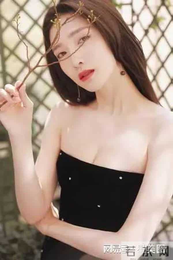 江疏影脚踩黑色一字带高跟凉鞋,大秀白皙美腿玉足