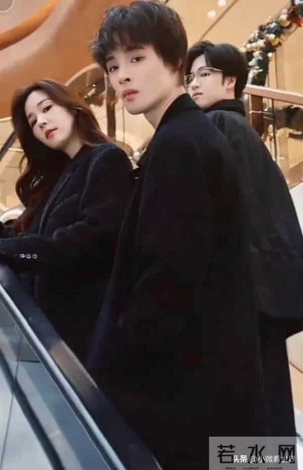 马景涛前妻带180高个儿子逛街，母子仨像姐弟，骄傲称儿子比爸帅