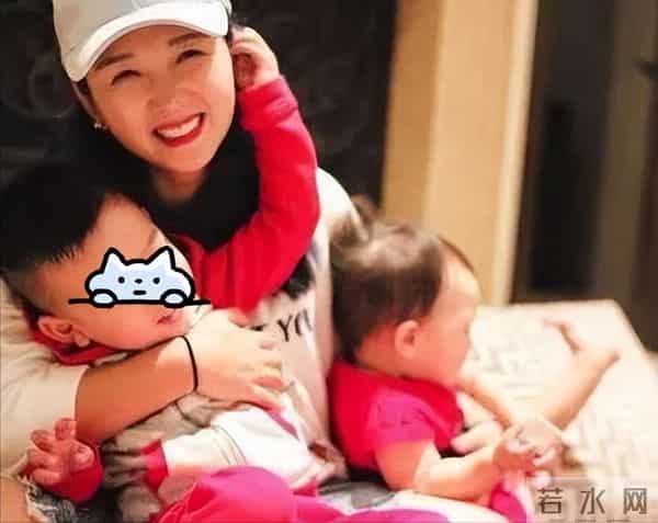 39岁何洁被嘲不忍直视, 腋下勒出副乳肚子三层肉, 养4个娃操劳疲惫