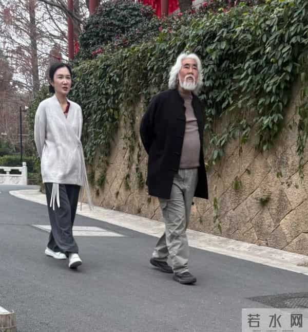 张纪中逛径山寺被偶遇!挺大肚白发显苍老,43岁杜星霖干瘪像道姑