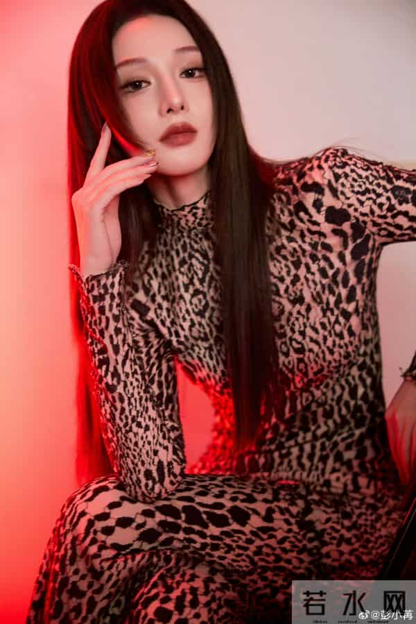彭小苒这身豹纹衣是真野啊 身材也太好了吧！