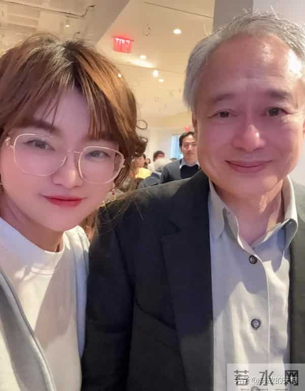 70岁李安在纽约被偶遇,白发苍苍秃头严重,腰背佝偻,苍老了好多