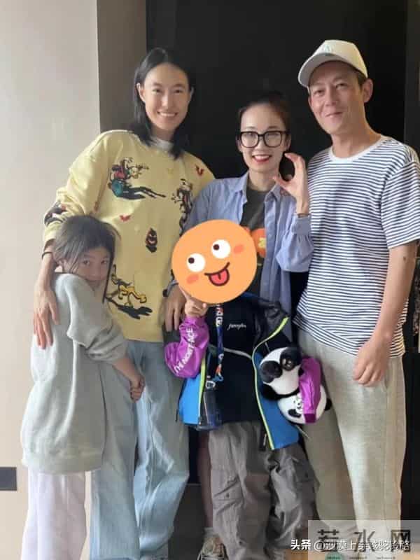 陈冠希陪老婆回河南老家探亲，打扮朴素老气，秦舒培素颜皮肤真好